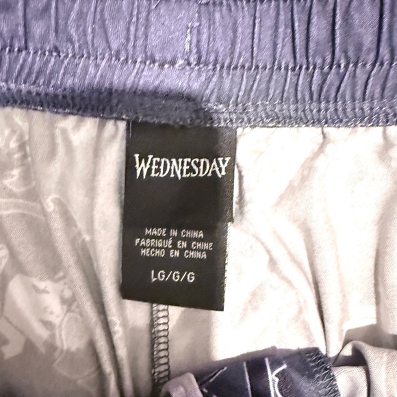5/$25 🛍️ Wednesday Addams Graphic Pajama Pants | Slate Gray | Size Large | NWOT - Picture 5 of 6